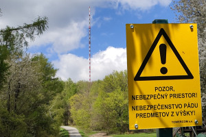 Technici lezú na Dubník: Na najvyššej stavbe Slovenska menia antény Technici lezú na Dubník: Na najvyššej stavbe Slovenska menia antény